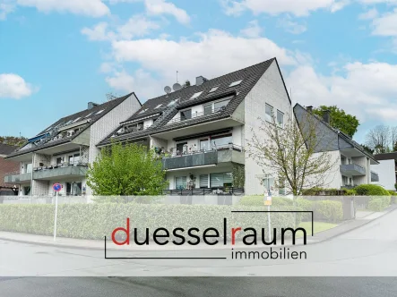 Titelbild - Wohnung kaufen in Düsseldorf - Unterbach: Attraktiv vermietetes Hochparterre mit Balkon in malerischer Lage am Unterbacher See!