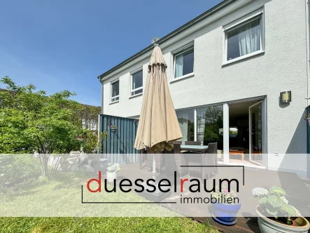 Titelbild - Haus kaufen in Düsseldorf / Wittlaer - Wittlaer: Hier wird sich Ihre Familie wohl fühlen. Neuwertiges Reihenhaus in begehrter Lage.
