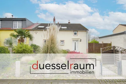 Titelbild - Haus kaufen in Düsseldorf - Unterrath: sanierungsbedürftiges Reihenendhaus mit Garten, Wintergarten & Stellplatz in ruhiger Lage