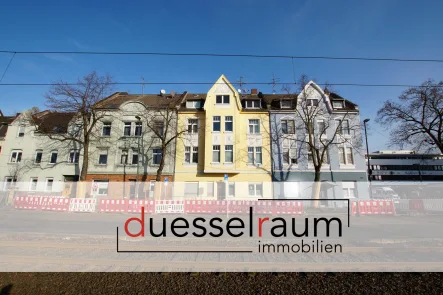 Titelbild - Haus kaufen in Düsseldorf - Düsseldorfer-Süden: attraktives Mehrfamilienhaus mit Anbau, Bungalow und großem Garten in Rheinnähe