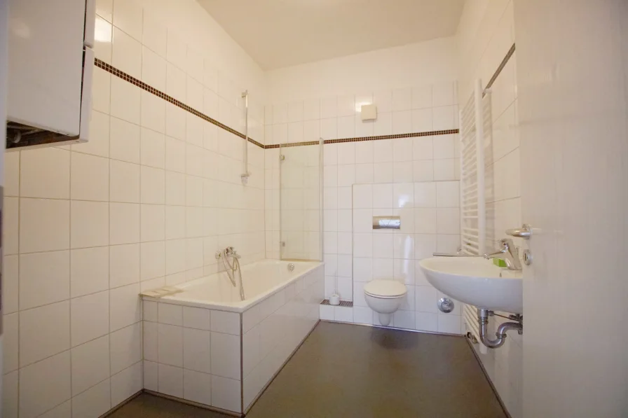 DG rechts: Badezimmer