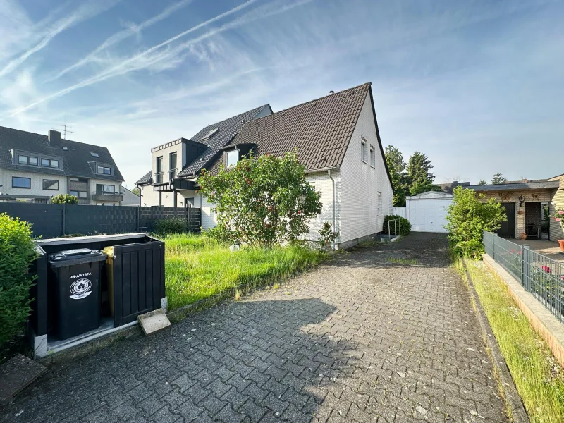 Hausansicht mit Garage