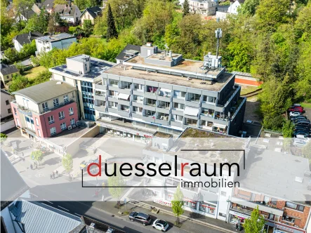 Titelbild - Haus kaufen in Rösrath - Rösrath: attraktives Wohn-/Geschäftshaus mit 17 WE + 8 Gewerbeeinheiten und 59 TG-Stellplätzen!