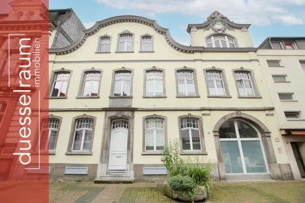 Titelbild - Haus kaufen in Krefeld / Uerdingen - Uerdingen: historisches Mehrfamilienhaus mit 6 Wohneinheiten, 2 Stellplätzen und 2 Garagen!