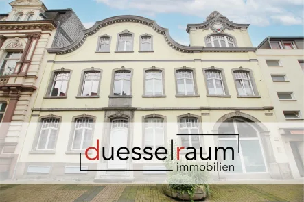 Titelbild - Haus kaufen in Krefeld / Uerdingen - Uerdingen: historisches Mehrfamilienhaus mit 6 Wohneinheiten, 2 Stellplätzen und 2 Garagen!