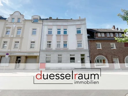 Titelbild - Haus kaufen in Düsseldorf / Unterrath - Unterrath: komplett vermietetes Mehrfamilienhaus mit Gewerbeanteil im EG & 4 Garagen in guter Lage