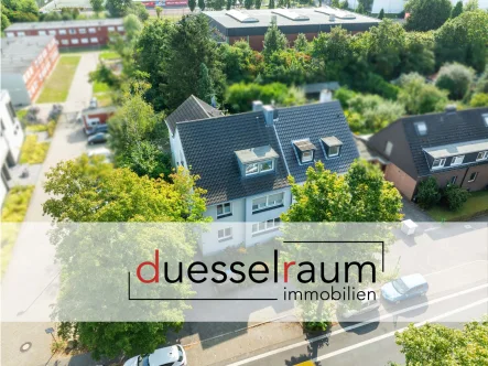 Titelbild - Haus kaufen in Düsseldorf - Lichtenbroich: gepflegtes MFH mit 5 Wohneinheiten und 2 Garagen und 3 Balkonen in guter Lage!