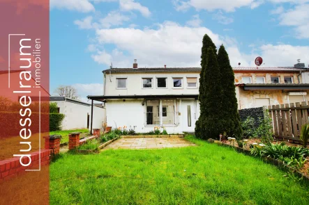 Titelbild - Haus kaufen in Düsseldorf - sanierungsbedürftiges Reihenendhaus mit Garten & Stellplatz in gefragter Lage!