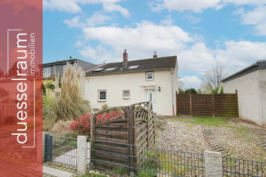 Titelbild - Haus kaufen in Düsseldorf - Unterrath: umfangreich sanierungsbedürftiges Reihenendhaus mit Garten & Stellplatz in gefragter Lage