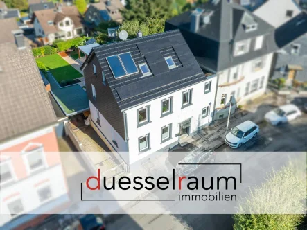 Titelbild - Haus kaufen in Solingen - Solingen: Einziehen und direkt wohlfühlen - vollständig kernsaniert inklusive Garten, Pool und PV!