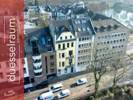 Titelbild - Wohnung kaufen in Düsseldorf / Altstadt - Carlstadt: einzigartiger Blick auf den Spee'schen Graben! 3-Zimmer-Altbauwohnung in begehrter Lage