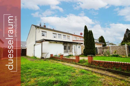 Titelbild - Haus kaufen in Düsseldorf - Reihenendhaus in Unterrath mit viel Potenzial: Sanierungsbedürftig mit Garten & Stellplatz