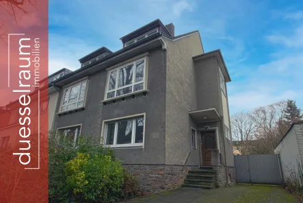 Titelbild - Haus kaufen in Düsseldorf - Oberrath: sanierungsbedürftiges ZFH mit viel Potenzial, Garten und Stellplätzen in guter Lage!