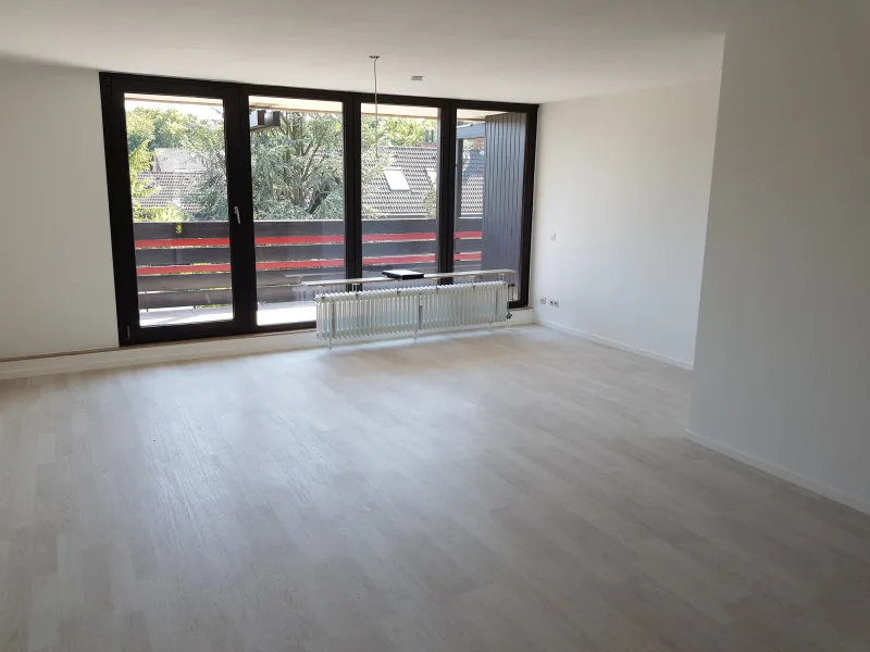  Wohnzimmer zum Balkon - Wohnung mieten in Düsseldorf - Geräumige 4-Zimmerwohnung mit Balkon und Garage in ruhiger Wohnlage in Düsseldorf-Wersten, Uni-Nähe!