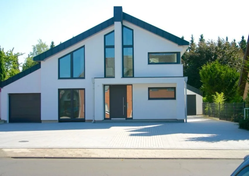  - Haus kaufen in Wegberg - Wegberg:Exklusive Architekten-Villa mit großem Gartengrundstück!