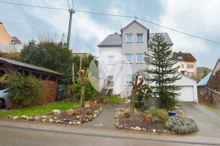 Vorderansicht - Haus kaufen in Mertesdorf - Solides Familienwohnhaus mit Garage und Carport in bevorzugter Höhenlage von Mertesdorf // Ruwertal // Trier