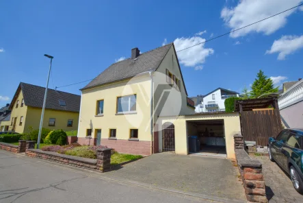 Straßenansicht - Haus kaufen in Föhren - Föhren - TOP Lage //  Familienhaus für Handwerker und Selberbauer // mit großem, sonnigen Grundstück
