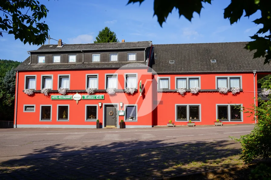 Vorderansicht (2) - Gastgewerbe/Hotel kaufen in Taben-Rodt - Landgasthof mit Tradition und gutem Kundenstamm - Solider Gebäudekomplex Nähe Saarburg / Mettlach -