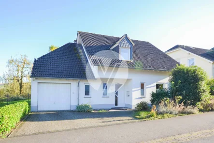 Straßenansicht - Haus mieten in Föhren - Seltene Gelegenheit // Attraktives EFH mit Garage und Garten zur Miete // gefragte Ortsrandlage von Föhren