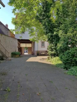 Innenhof - Haus kaufen in Bobenheim-Roxheim - reduzierter Preis: Bauernanwesen mit großzügigem Wohnhaus, Scheune, Nebengebäuden und lauschigem Innenhof - WS 4136