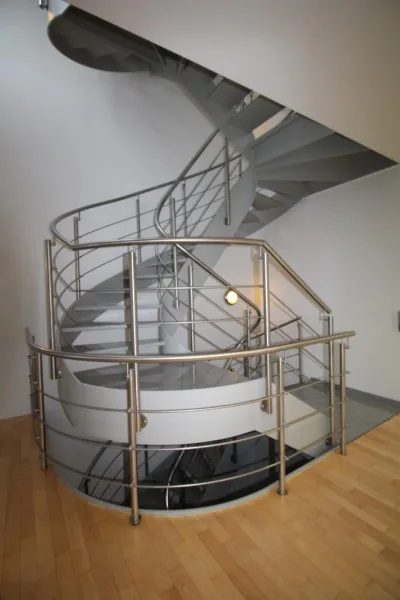 Gebäude 1, Treppe