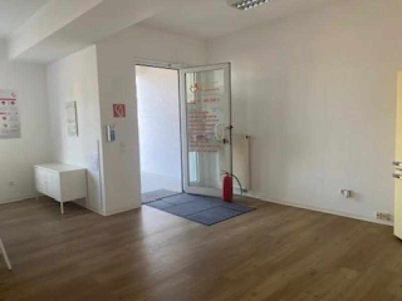 Eingang - Büro/Praxis mieten in Frankenthal - Ft.-Süd  Gewerbefläche-Büro mit Stellplätze