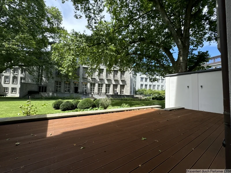 Terrasse mit Blick in den Garten