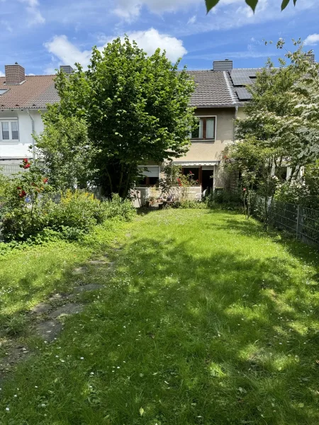 Gartenansicht - Haus kaufen in Köln - Wohnen in Lövenich: Gemütliches Reihenhaus mit schönem Garten