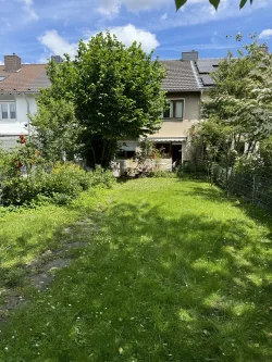 Gartenansicht - Haus kaufen in Köln - Wohnen in Lövenich: Gemütliches Reihenhaus mit schönem Garten