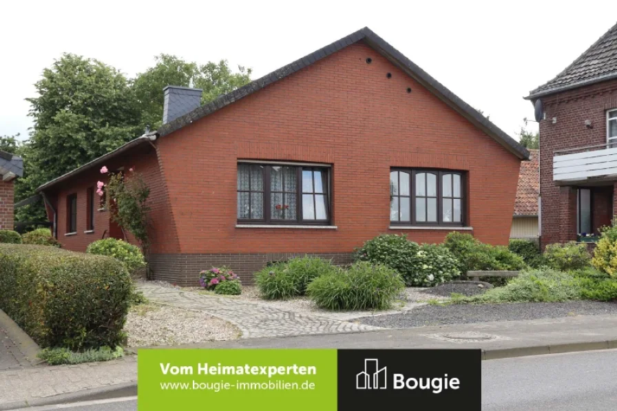 Straßenansicht - Haus kaufen in Waldfeucht - Bungalow mit Tiefgarage und großem Garten in südlicher Ausrichtung