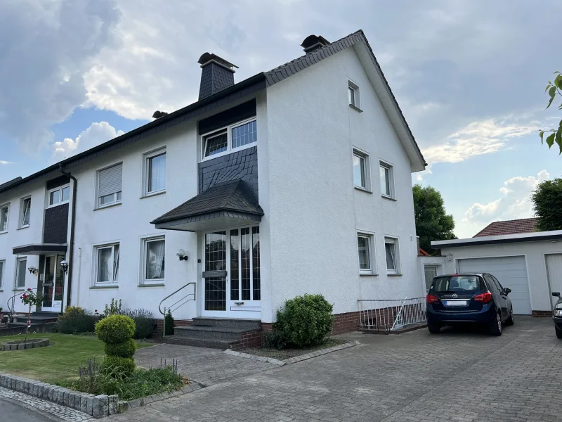 Giebelseite - Haus kaufen in Rheda-Wiedenbrück - Familienidylle in Rheda - Zweifamilienhaus mit gepflegtem Garten