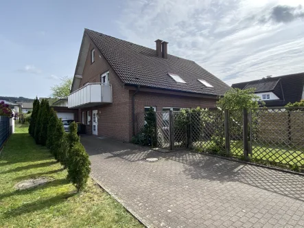 Titelbild - Haus kaufen in Steinhagen - Zwei Doppelhaushälften - Solide Kapitalanlage in Steinhagen