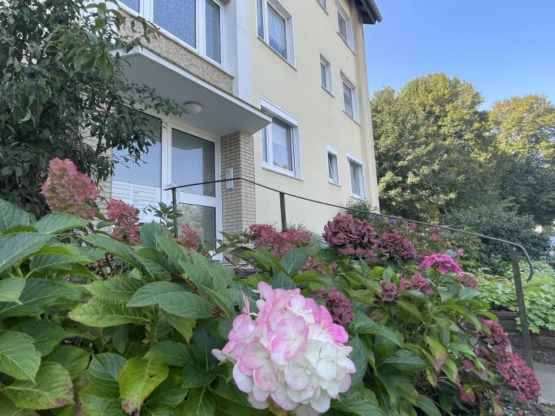 Freundlicher Hauseingang - Wohnung kaufen in Bielefeld - Lichtdurchflutete Erdgeschosswohnung in Bielefeld-Schildesche