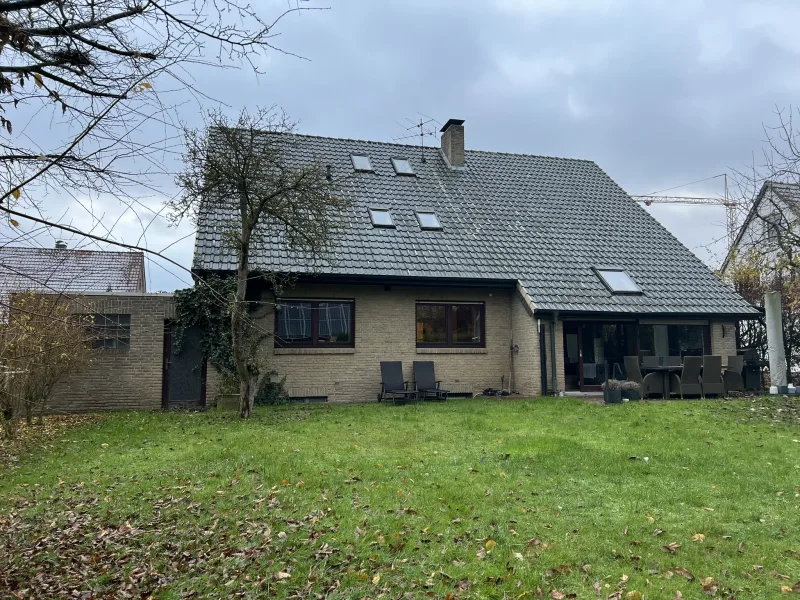 Gartenansicht - Haus mieten in Gütersloh - Großzügiges Einfamilienhaus mit vielseitigem Nutzungspotenzial in Spexard