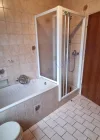Dusche und Badewanne