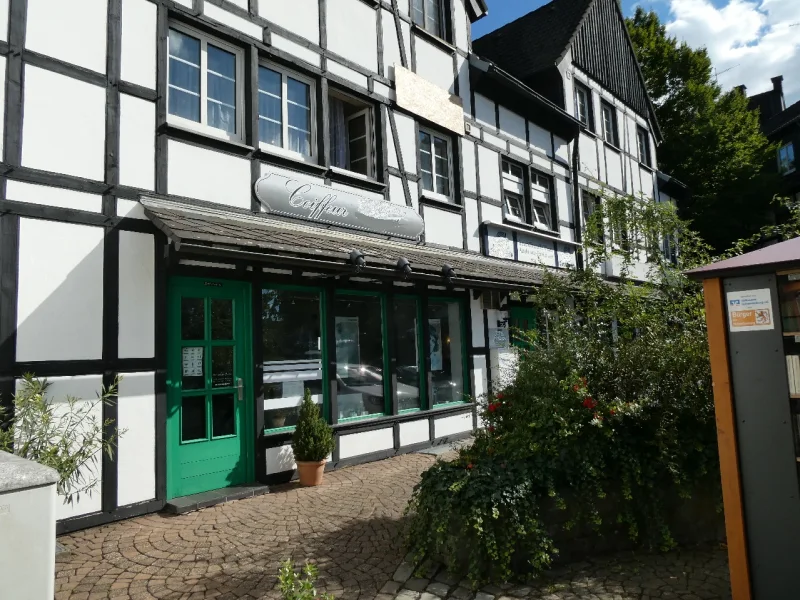 Idyllische Fassade - Büro/Praxis kaufen in Hagen - Ebenerdiges Ladenlokal mitten in HA-Elseyer Dorfplatz mit großer Fensterfront