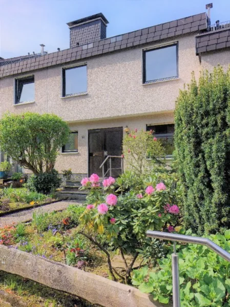 Die Frontansicht des Hauses - Haus kaufen in Hagen - Hagen Boloh, geräumiges Reihenhaus, ruhige Lage, Terrasse, Balkon, Vollkeller und Garage