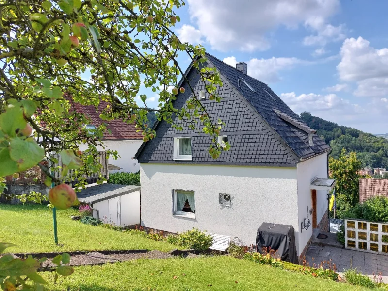 Der Blick vom Garten zum Schloss - Haus kaufen in Hagen - Hohenlimburg, freistehendes Einfamilienhaus, Garage, Vollkeller, sehr ruhige Lage