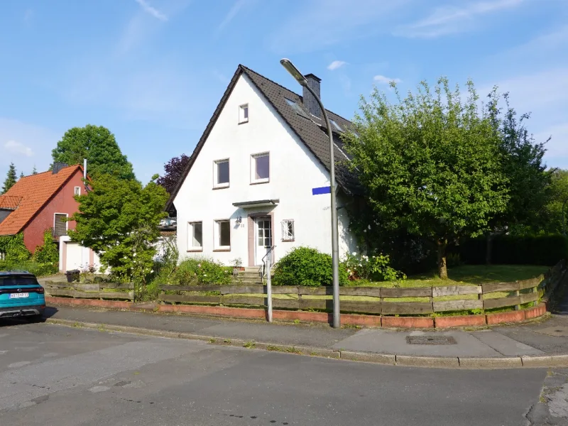 Schönes Haus in ruhiger Lage - Haus kaufen in Bochum - Freistehendes Ein-/Zweifamilienhaus mit 3 Garagen, Vollkeller und Garten am Stadtpark in Höntrop