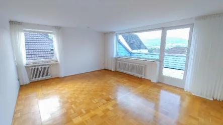 Wohnzimmer - Wohnung mieten in Hagen - Renovierte ca. 69m² große 2-Zimmer-Dachgeschosswohnung mit Loggia am Funckepark