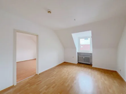 Wohnzimmer - Wohnung mieten in Hagen - Mitten in der Hagener Innenstadt - Ca. 53 m² große 2-Zimmer-Dachgeschosswohnung