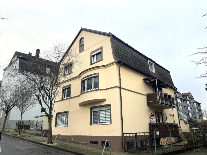 Gepflegtes Dreifamilienhaus in einer Nebenstraße - Wohnung kaufen in Gevelsberg - Ca. 97 m² große 4- Zimmer- Dachgeschosswohnung mit Tageslichtbad und Gartennutzung in Gevelsberg