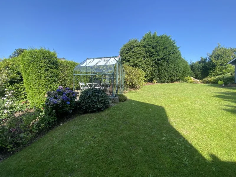Garten mit Glaspavillon
