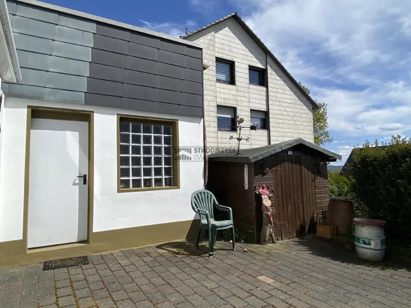 Terrasse mit Zugang zur Garage