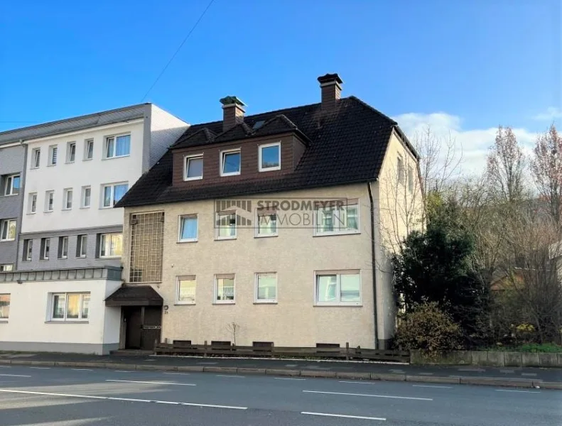 Hausansicht - Zinshaus/Renditeobjekt kaufen in Hagen - Solides 4 - Familienhaus aus den 1980er Jahren mit gemütlichem Hinterhof und 3 Garagen!