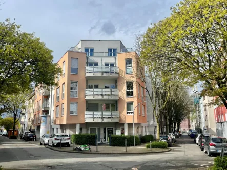 Hausansicht - Wohnung kaufen in Dortmund - Neuwertige 3,5 Zimmer ETW mit Tiefgaragen-SP im Klinikviertel Dortmund