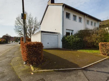 Schrägansicht - Haus kaufen in Hamm - Gemütliche Doppelhaushälfte mit großer Garage  und  Vollkeller