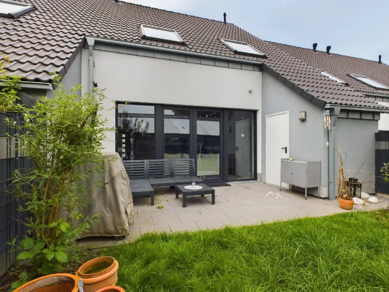 Blick auf die Terrasse - Haus kaufen in Unna - PROVISIONSFREI FÜR KÄUFER: Junges Reihenmittelhaus mit Garage in Königsborn