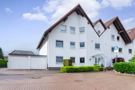 Vorderansicht mit Garagen - Wohnung kaufen in Hamm - Wohnen mit Haus-im-Haus-Gefühl! Wunderschöne Maisonette über den Dächern von Werries!