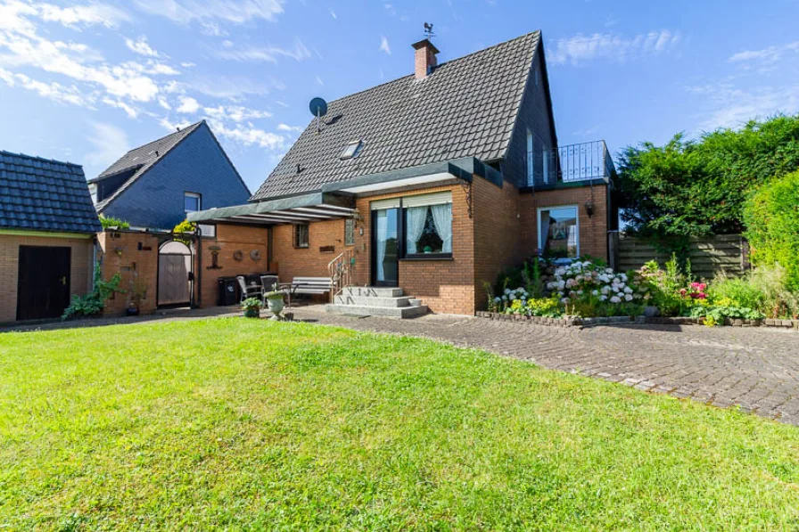 Ein einladendes Zuhause, eingebettet in einen pflegeleichten Garten, der den Charme des Hauses in voller Pracht zur Geltung bringt. - Haus kaufen in Hamm - Gepflegtes Einfamilienhaus mit Potenzial und großzügigem Garten in ruhiger Nachbarschaft!